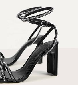Sandali da Donna con Tacco Alto Classici in Vernice Lucida Nera con Decorazioni Gioiello - Product Image 5