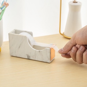 Set di Cancelleria Tutto-in-Uno in Acrilico, Vassoio per Post-it, Dispenser Magnetico per Graffette, Portapenne e Matite, Set Decorativo da Scrivania - Product Image 2