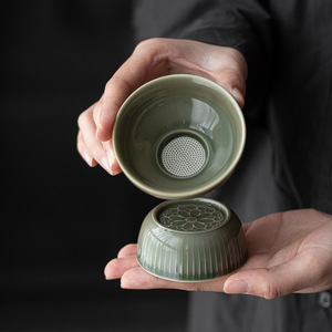 Juego de filtros de colador de té de cerámica hecho a mano Yue Kiln diseño moderno <span class=keywords><strong>Celadon</strong></span> para uso doméstico accesorios de té Kung Fu Filtro de té - Product Image 1