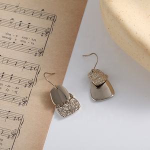 Pendientes de latón chapados en oro de 14k con diseño geométrico vintage en contraste, color <span class=keywords><strong>café</strong></span> claro, con gancho, de aleación, modernos, para mujer - Product Image 4