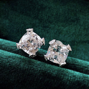Orecchini a lobo da donna con quattro punte e pietre scintillanti da 8 mm, design a fiore di ghiaccio, gioielli alla moda per uso quotidiano, all'ingrosso - Product Image 2