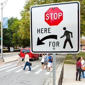 <span class=keywords><strong>Panneau</strong></span> de signalisation routière international « Interdiction d'entrée » en forme de triangle inversé, rouge et blanc, avec noms - Product Image 4
