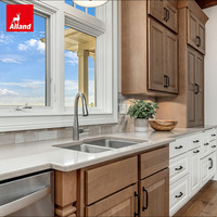 Armoires en chêne Shaker bicolores teintées et peintes, style ferme moderne, sur mesure Alland pour projets de villas avec îlot en pierre