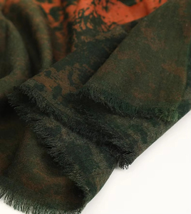 Bufanda Larga de Pashmina con Estampado Degradado de Lana Vintage, Verde y Naranja, Patrón Artístico, con Flecos Suaves - Product Image 2