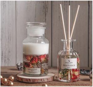 Juego de Regalo de Velas Aromáticas de Cera de Gelatina con Flores Secas en una Botella de Vidrio de Estética Lujosa - Product Image 5