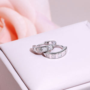 Pendientes de Aro de Moissanita con Corte Princesa, Estilo Clásico, Elegante y Minimalista, Chapados en Plata y Oro de Tianyu Gems. - Product Image 2