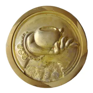 圆形手，施舍碗黄铜墙雕塑