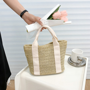 Sac de plage tissé en paille pour <span class=keywords><strong>femme</strong></span>, grande capacité, couleur unie, fermeture ouverte, à porter à l'épaule ou sous le bras, collection été 2026 KH - Product Image 1