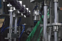 Machine de remplissage, de bouchage et d'étiquetage entièrement automatique avec moteur pour la production de produits chimiques quotidiens et de détergents pour lessive