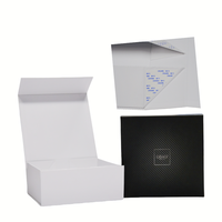 Boîte en carton rigide personnalisée de luxe avec logo en relief pour l'emballage de vêtements, de chaussures et de chaussettes, fermeture magnétique, recyclable, pliable