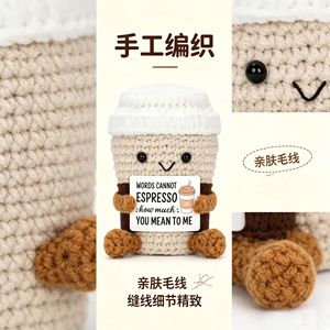 Muñeco de Peluche de Ganchillo Hecho a Mano con Forma de Taza de Café, Adorno Tejido Lindo con Letrero para Jóvenes - Product Image 1