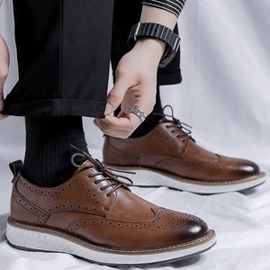 Chaussures plates de style britannique à motif sculpté avec sangle en cuir huilé brun - Product Image 3