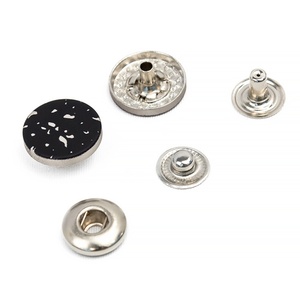 อุปกรณ์ตกแต่งเสื้อผ้าโลโก้แบบกำหนดเอง ขนาด 11 มม. 12 มม. ผลิตจากโลหะผสมสังกะสี 4 ส่วน ชุบสีดำ กระดุมแป๊กสำหรับกระเป๋าและกางเกงยีนส์ - Product Image 1