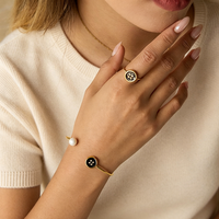 Parure de bijoux émaillés noir et blanc pour femme, en acier inoxydable plaqué or 18 carats, avec bouton émaillé, perle CZ, bracelet ouvert, collier et bague