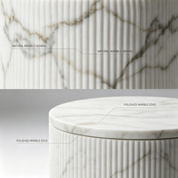 Tabouret d'appoint cannelé en marbre blanc de luxe, table d'appoint mobile durable au design moderne pour la décoration intérieure du salon