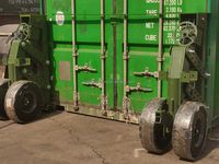 Système de levage avec vérins pour conteneurs ISO de 15 tonnes, supports d'angle et roulettes