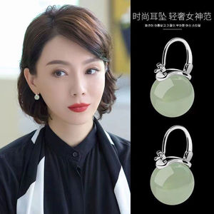 Pendientes de Piedra de Jade de Imitación de Diseño de Nicho Nuevo 2024, Joyería de Oreja Coreana de Alta Gama, Simple, Versátil y a la Moda - Product Image 4