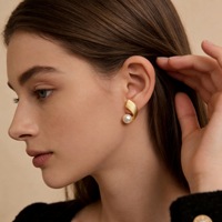 Boucles d'oreilles clous en cuivre électroplaqué brossé, spirales, accessoires d'oreille, sensation de luxe léger, boucles d'oreilles haut de gamme, mode de niche