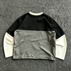 เสื้อยืดแขนยาวทรงโอเวอร์ไซส์ JME สไตล์สตรีทสำหรับผู้ชาย แต่งขอบตัดกัน คอโอ ทรงถัก พิมพ์ลายตัวอักษรด้านหน้า สีเทา ดำ ครีม - Product Image 2