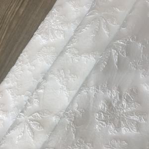 गुलदाउदी बनावट वाले उभरे हुए उभरे हुए गुलदाउदी पुष्प पैटर्न डिजाइन के साथ बुना हुआ पॉलिएस्टर 3डी आयामी जैक्वार्ड - Product Image 2