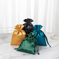 Sachet d'emballage en satin avec impression de logo personnalisé pochette à cordon de cosmétiques de luxe colorés sac en satin de soie lisse cadeaux de sérigraphie