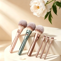 Set Kuas Makeup 4 Buah Bulu Sintetis dengan Gagang Plastik untuk Bedak Tabur, Concealer, Blush On, dan Eyeshadow, Portabel untuk Perjalanan