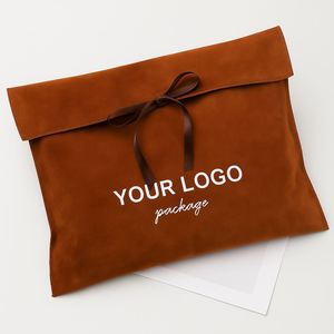 Pochette cadeau en velours avec logo personnalisé, ruban et emballage textile imprimé en sérigraphie, toucher luxueux - Product Image 1