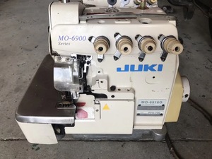 Máquina Overlock JUKI MO-6916G de Cinco Hilos de Alta Calidad y <span class=keywords><strong>Segunda</strong></span> <span class=keywords><strong>Mano</strong></span> con Alimentación Inferior para Materiales Extra Pesados - Product Image 4