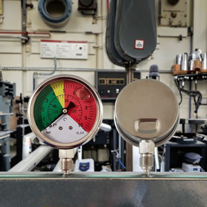 Manômetro de Pressão à Prova de Choque HE Brand 63mm em Aço Inoxidável <span class=keywords><strong>0</strong></span>-10 <span class=keywords><strong>bar</strong></span> Rosca <span class=keywords><strong>1</strong></span>/4BSP Garantia de <span class=keywords><strong>1</strong></span> Ano - Product Image 3