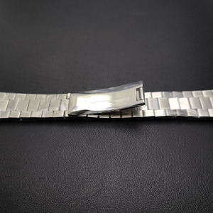 Accessori per l'assemblaggio di orologi: Cinturino in PVC con charm 'Log Five Baht/Ball' e chiusura deployante da 20mm - Product Image 4