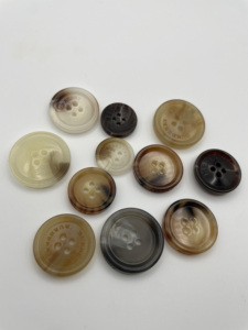 Tối Thổi Nhựa May Nút 20Mm 25Mm 4 Lỗ Các Kích Cỡ Flatback Khắc Thân Thiện Với Môi Nhựa Cho Áo Phù Hợp Với - Product Image 3