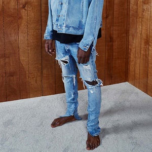 Vaqueros ajustados de mezclilla azul desgastado con roturas en las rodillas y cremallera en el tobillo para hombre, estilo urbano personalizado - Product Image 2