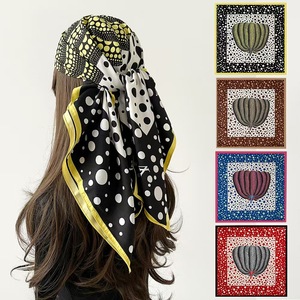 Pañuelo Cuadrado de Seda Satinada con Estampado Digital de Puntos Vibrantes Azules y Rosas para Decoración de Bolsos de Mujer - Product Image 2