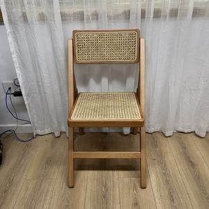 Silla Plegable de Madera de Nogal y Ratán para Eventos Festivos y Bodas - Product Image 5