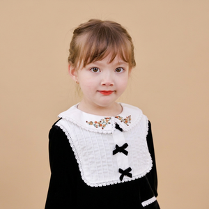 Robe en velours noir DR4506 pour enfants, style décontracté automne, motif floral, 100% coton, smockée à la main, silhouette trapèze, écologique - Product Image 1