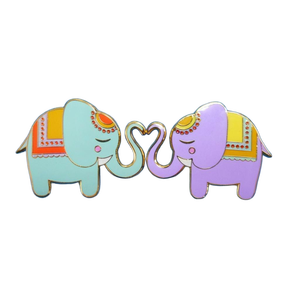 Adorables alfileres de esmalte en forma de elefante a juego para decoración con temática de amor - Product Image 1