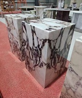 Table d'appoint géométrique en marbre Calacatta Viola à veines violettes, pour exposition en galerie d'art et projets de résidence design