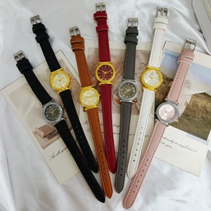 Reloj de Pulsera de Cuero para Mujer, Estilo Europeo Vintage, Caja Redonda con Patrón de Llave Griega, Bisel Dorado, Elegante, Casual, de Cuarzo - Product Image 5