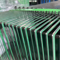 Vidrio laminado templado transparente solar de 10 mm utilizado para muros cortina y deflectores de escaleras comerciales.