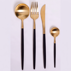 Ensemble de couverts modernes plaqués or avec manches noires, compatibles lave-vaisselle, en acier inoxydable, pour les dîners de mariage - Product Image 1