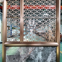 Paravent en métal de style chinois moderne, design ajouré décoratif avec base en faux pierre pour hall d'entrée de villa