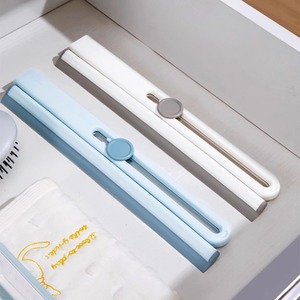 Petites brosses <span class=keywords><strong>de</strong></span> nettoyage <span class=keywords><strong>de</strong></span> <span class=keywords><strong>vitres</strong></span> en silicone polyvalentes raclettes pliables avec poignée en plastique <span class=keywords><strong>pour</strong></span> l'essuyage <span class=keywords><strong>de</strong></span> <span class=keywords><strong>vitres</strong></span> <span class=keywords><strong>de</strong></span> plancher en verre - Product Image 3