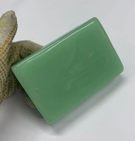 La chalcédoine, l'opale verte, est la matière première pour la fabrication de pierres précieuses lisses.