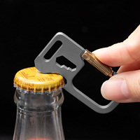 Mini porte-clés utilitaire en titane, qualité industrielle, durable, portable pour l'extérieur, porte-clés de voiture EDC, ouvre-bouteille personnalisable OEM