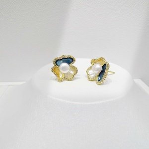 Pendientes de plata de ley 925 con diseño de flor para uso diario, para mujer, con concha, coloridos, de verano, con esmalte blanco y perlas. - Product Image 3