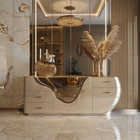 Meuble console de luxe incurvé et brillant, avec structure ondulée en métal doré, grand espace de rangement, meuble d'entrée résidentiel moderne et minimaliste