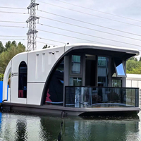 Maisons intégrées de style capsule spatiale flottante, très populaires, pouvant servir de bureaux, d'hôtels ou d'hôtesseries.
