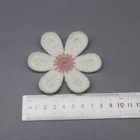 Fabricant d'appliques florales en chenille polyester avec six pétales ivoire pour la décoration de vêtements féminins et de sacs à main