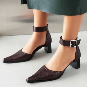 Sandales d'été à talons carrés courts de 7 cm pour femmes, avec boucles à la cheville et découpes, escarpins confortables pour le bureau - Product Image 2