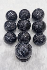 Sphère de cristal d'indigo Gabbro artisanale très demandée pour la thérapie Reiki, l'équilibrage des chakras et la méditation, disponible à la vente - Product Image 4